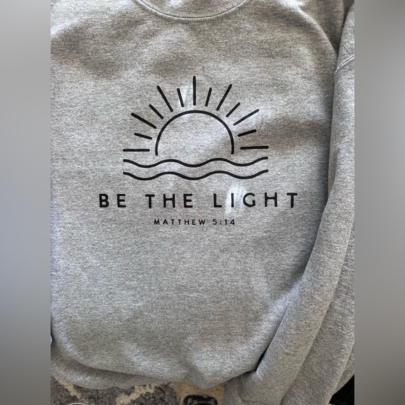Custom Crewneck in Grey “Be the Light” Matthew 5:14, size Medium. - Picture 3 of 6